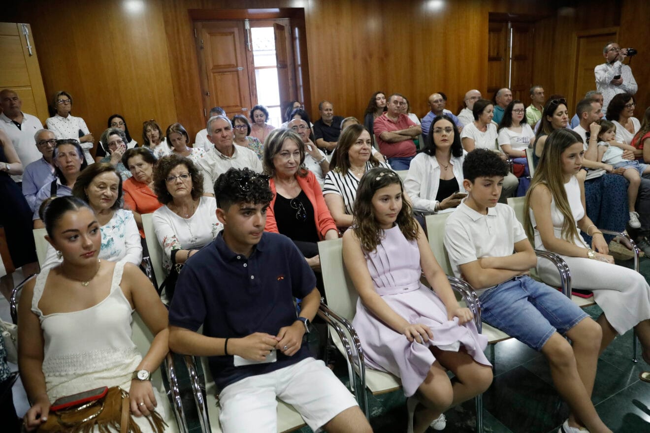 Salón de plenos repleto por la presentación del libro del 75 aniversario