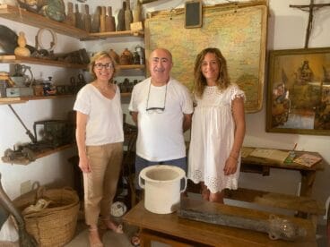 Bartolomé Bas junto a la alcaldesa y concejala de fiestas y las piezas históricas donadas a la Penya