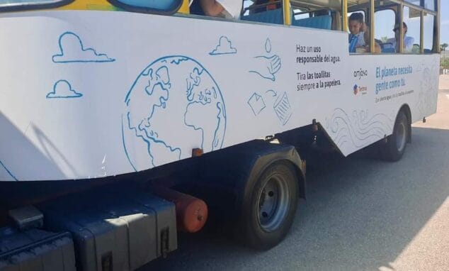 Imagen: Vinilos con mensaje en el trenet de la Granadella