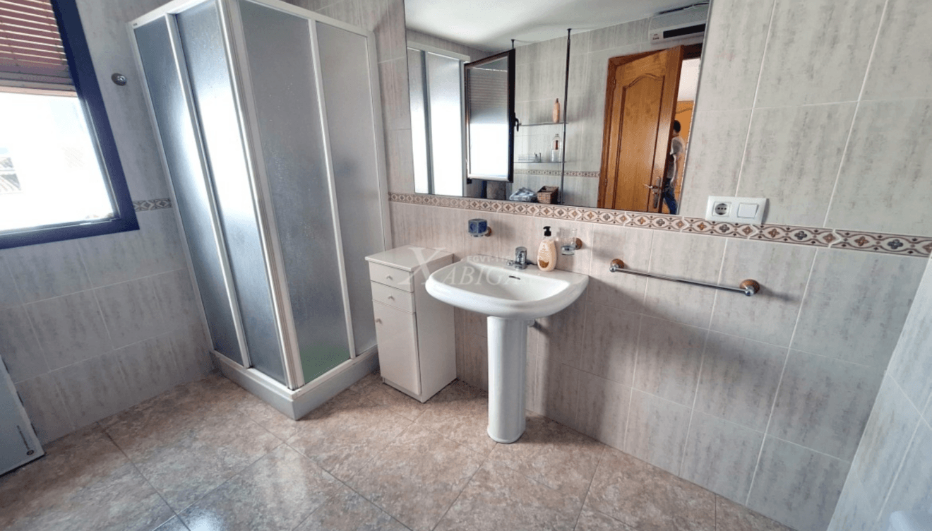 Baño completo y bien distribuido, diseñado para tu confort diario