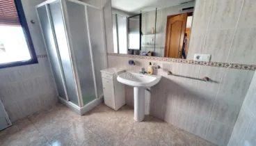Baño completo y bien distribuido, diseñado para tu confort diario