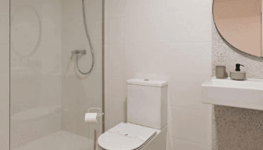 Baño con lavabo, ducha y aseo