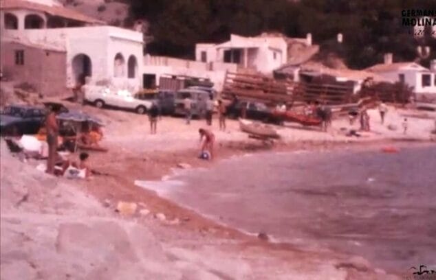Imagen: Cala de la Barraca en 1985 con las fiestas taurinas y los bañistas