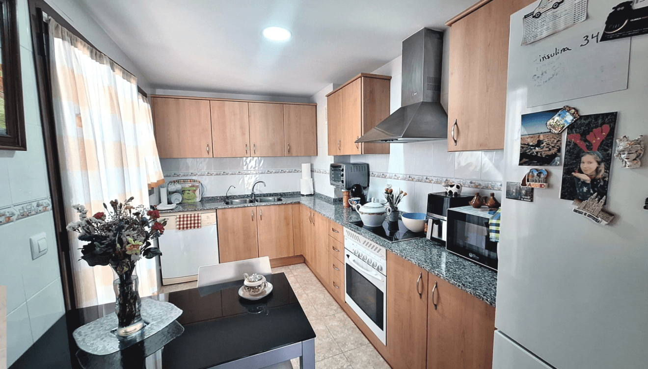 Cocina moderna y funcional con patio lavadero acristalado