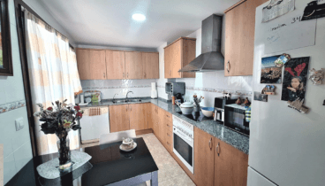 Cocina moderna y funcional con patio lavadero acristalado