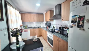 Cocina moderna y funcional con patio lavadero acristalado