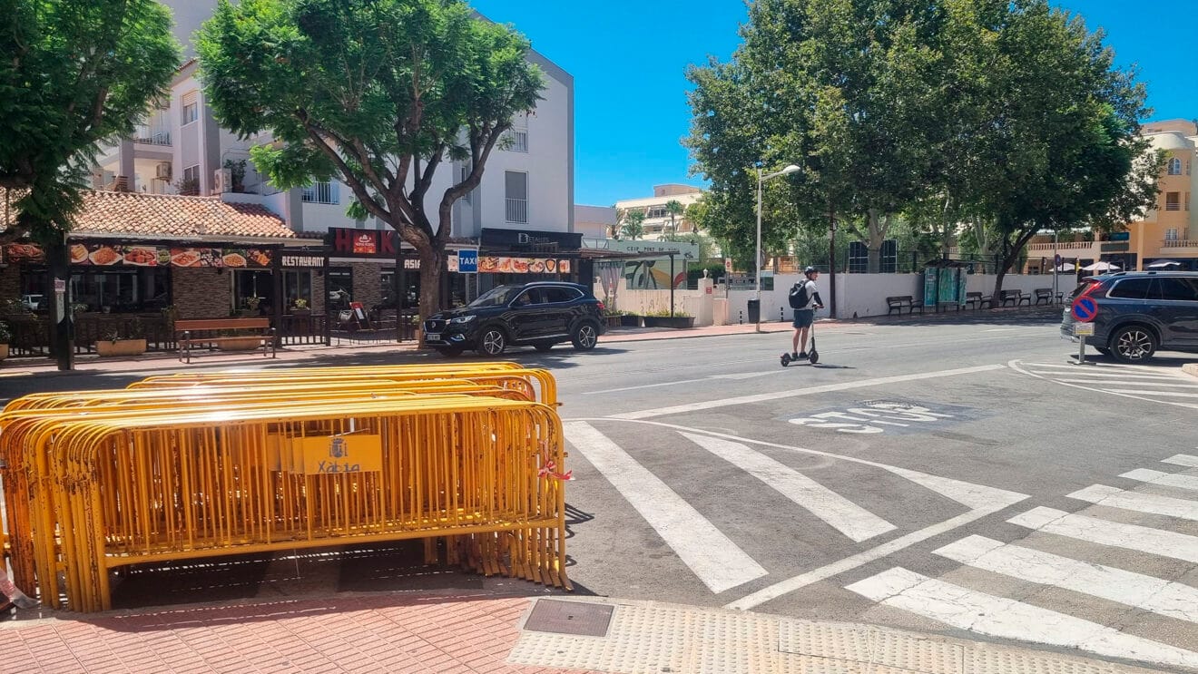 Cortes en las calles de Xàbia por el Ajedrez Viviente