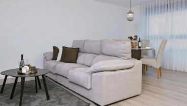 Descansa de tu día de vacaciones en este cómodo sofá