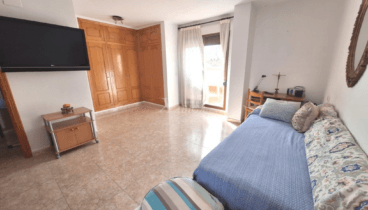 Descansa en esta espaciosa habitación con televisión y armarios empotrados