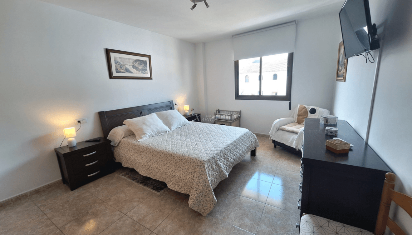 Descansa en un dormitorio doble equipado con grandes armarios empotrados