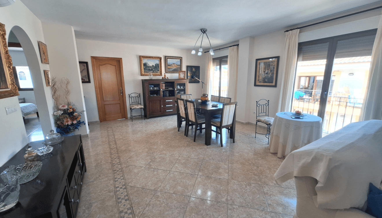 Disfruta de momentos inolvidables en este amplio y luminoso salón comedor con vistas abiertas al mar