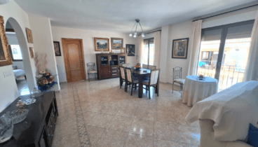 Disfruta de momentos inolvidables en este amplio y luminoso salón comedor con vistas abiertas al mar