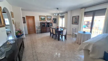 Disfruta de momentos inolvidables en este amplio y luminoso salón comedor con vistas abiertas al mar