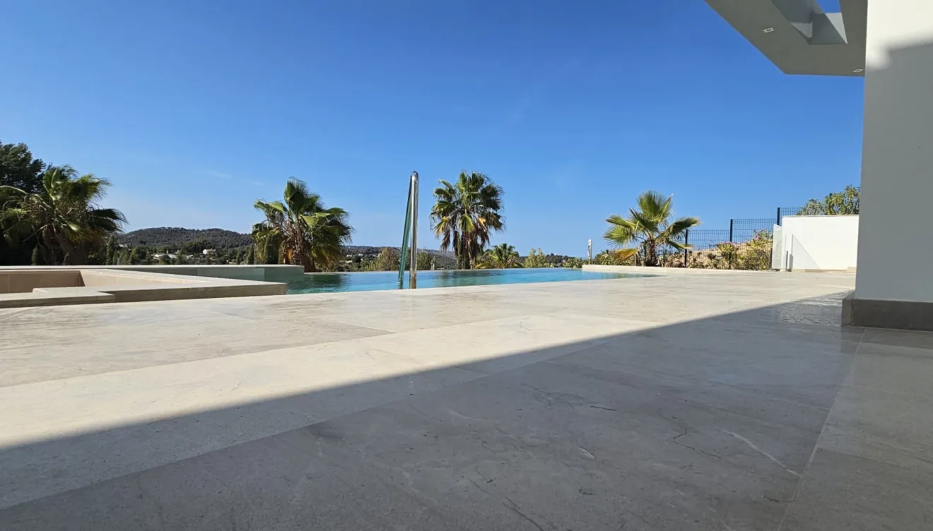 Disfruta de vistas panorámicas a Jávea desde tu piscina