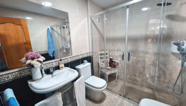 Elegante y acogedor baño en este ático duplex en Jávea