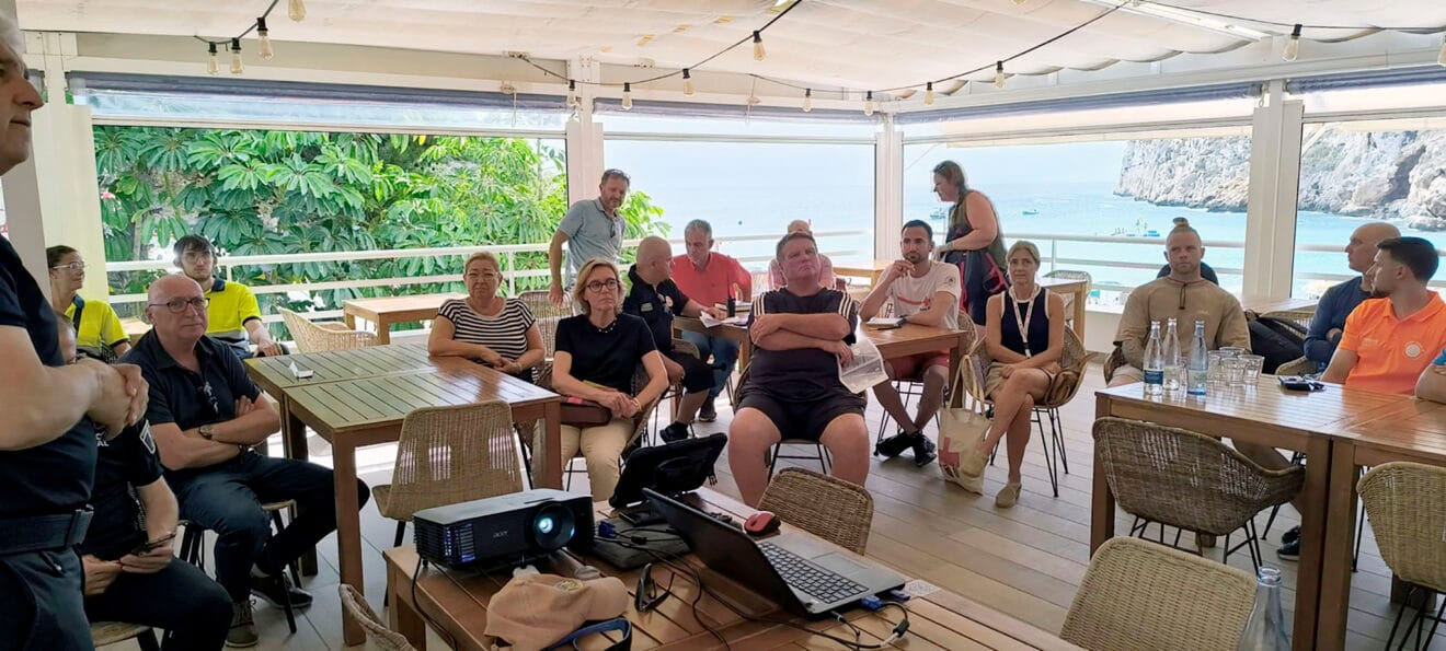 Empresarios, servicios y vecinos de la Granadella y el Portitxol de Xàbia en la charla sobre el Plan de Protección contra incendios