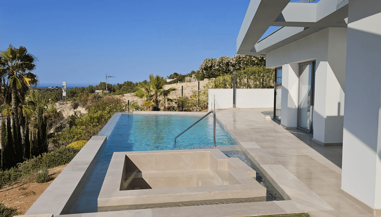 Gran pisicina en esta villa lujosa en Jávea