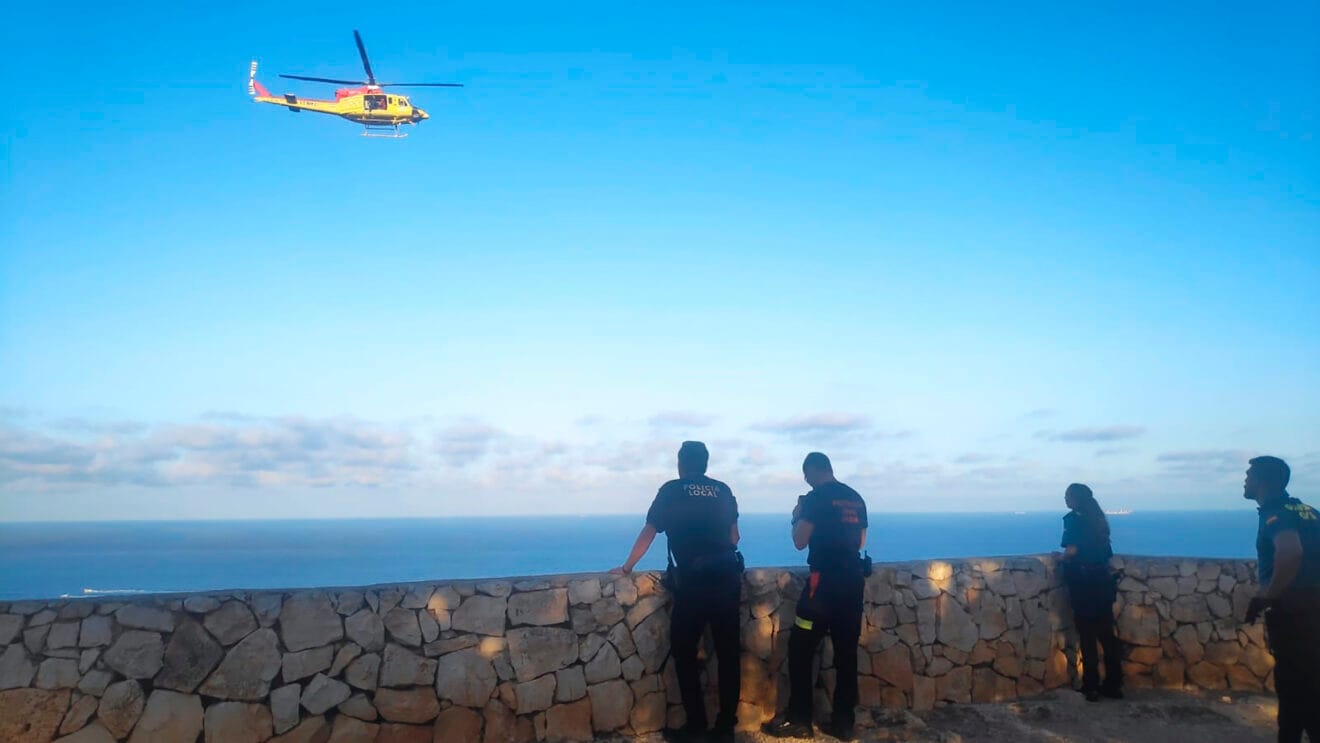 Llegada del helicóptero de rescate al mirador Ambolo - Imagen de la Policía Local de Xàbia