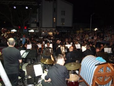 Orquesta Sinfónica de Xàbia interpretando la musica en directo en el Ajedrez Viviente