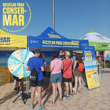 Vecinos y visitantes de Xàbia en la campaña ‘Reciclar para ConserMar’