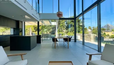 Villa moderna con amplios ventanales y luminosidad