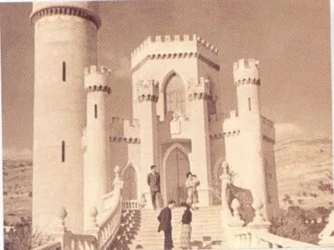 Visitantes en la entrada del castillo de Xàbia