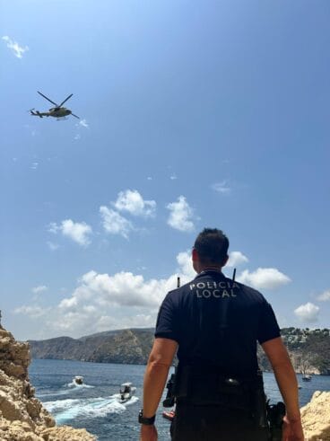 El helicóptero acude al rescate de una bañista accidentada al saltar de 5 metros | Foto Policía Local Xàbia