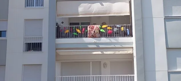 Imagen: Balcón engalanado por las fiestas de Loreto Xàbia 2024