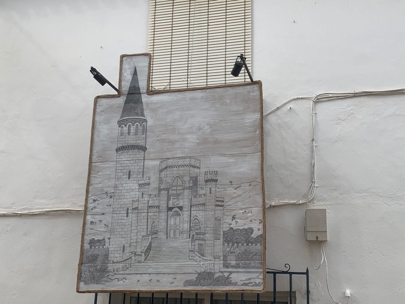 El antiguo castillo de Xàbia luce pintado en un balcón de Duanes de la Mar de Xàbia por las fiestas de Loreto