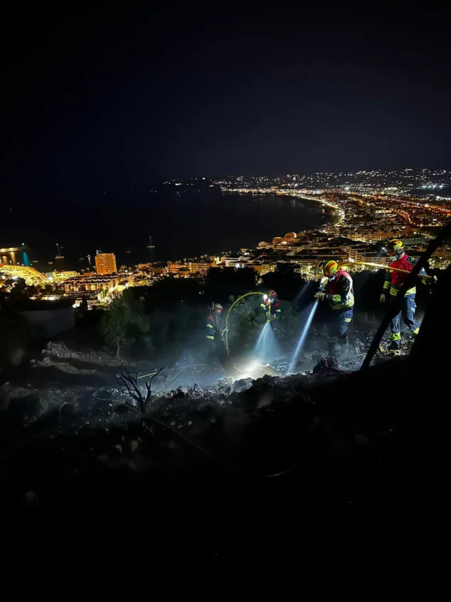 Imagen: Bomberos apagando las llamas. Protección Civil Xàbia.