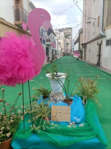 Calle Triana de Xàbia sin la decoración festiva por los actos vandálicos