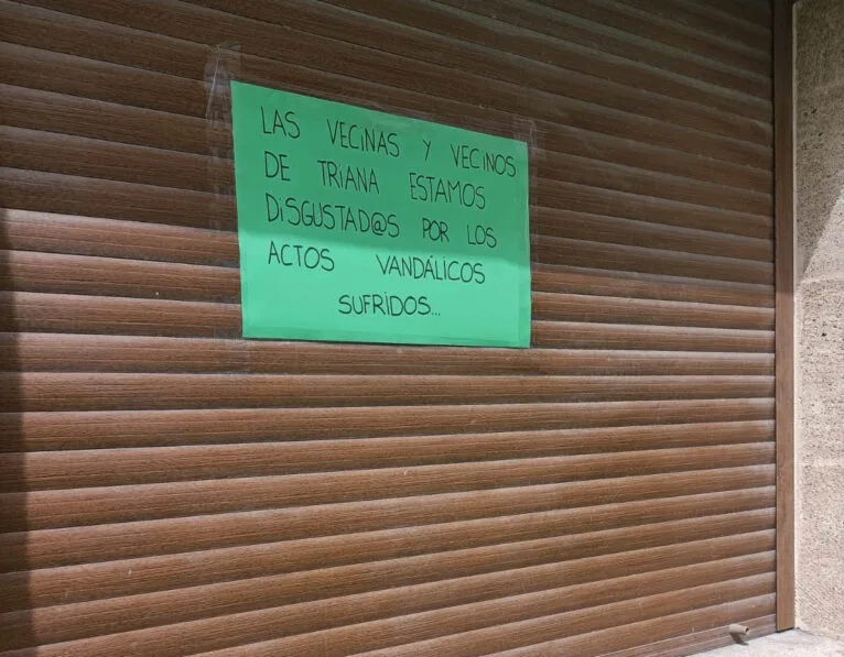 Cartel de los vecinos indignados por la falta de respeto al engalanado de la calle