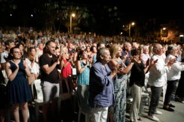 Público aplaudiendo en el concierto de Ainhoa Arteta en Xàbia