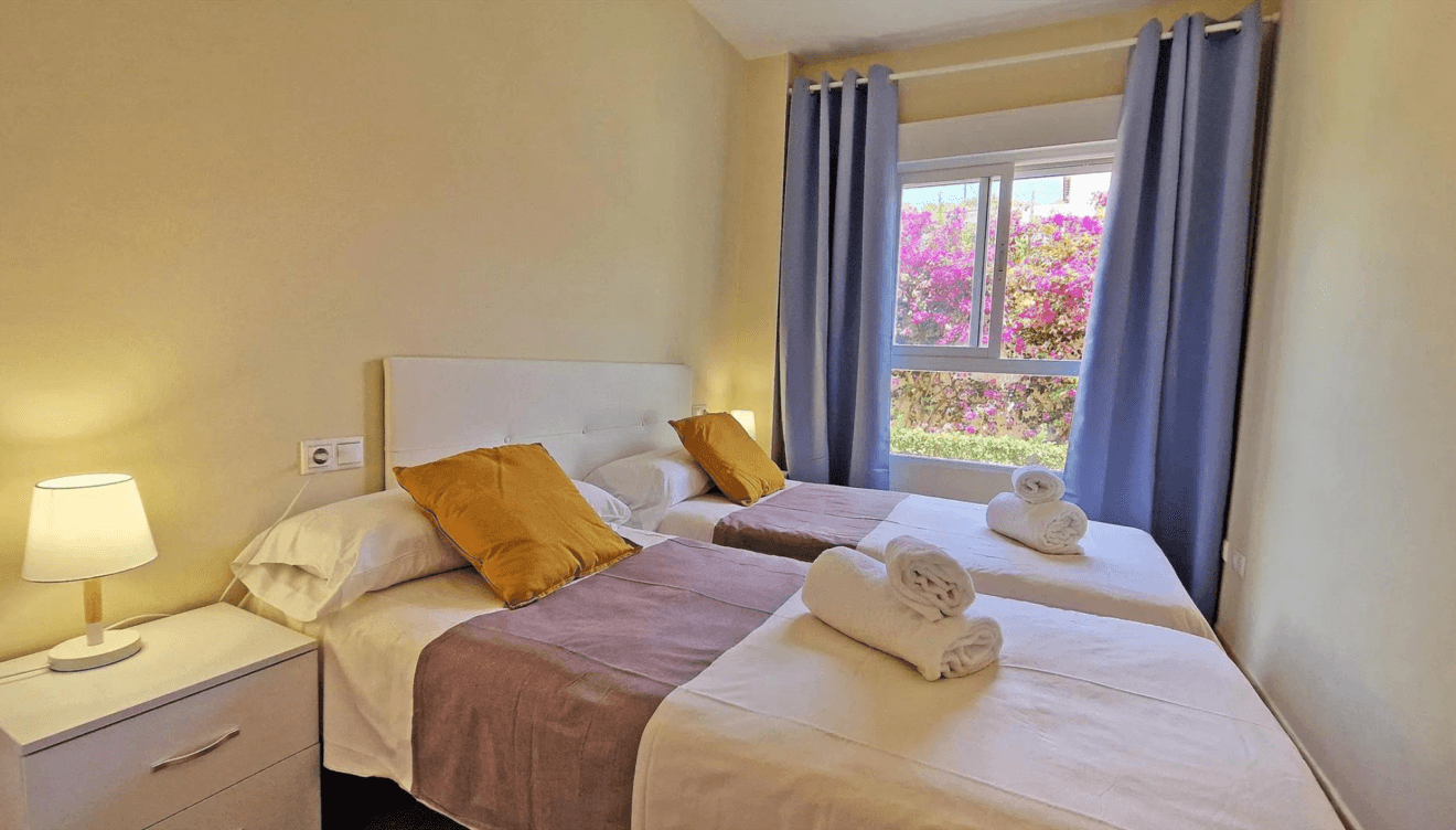 Descansa en esta habitación con vistas a un bonito jardín