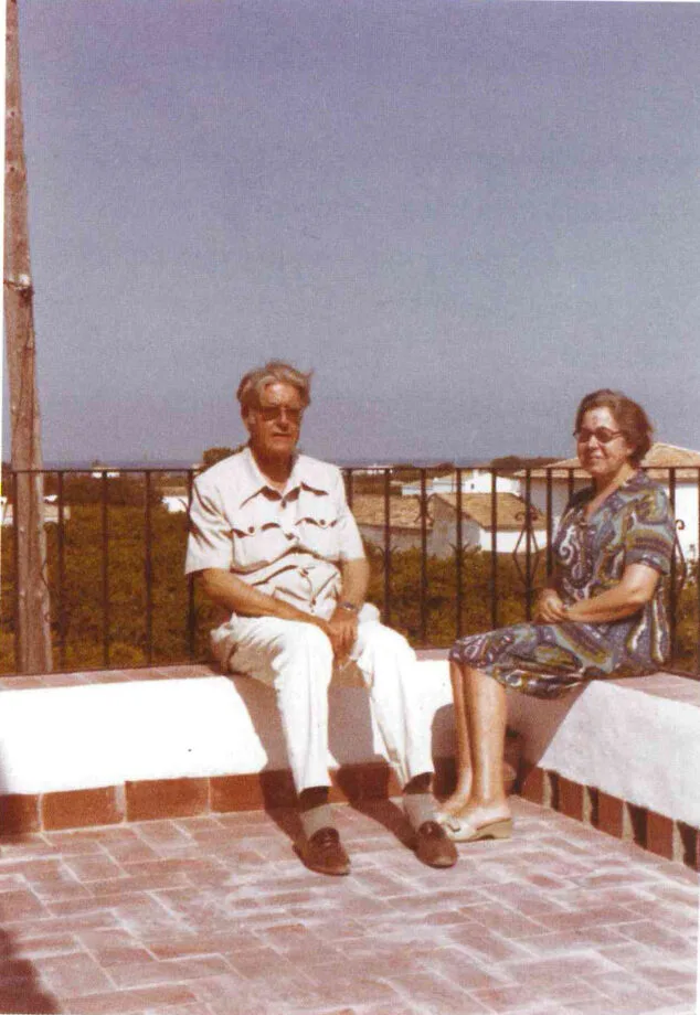 Imagen: Eduardo Ballester y Julia Barrera en la terraza de su casa de la Partida El Roig