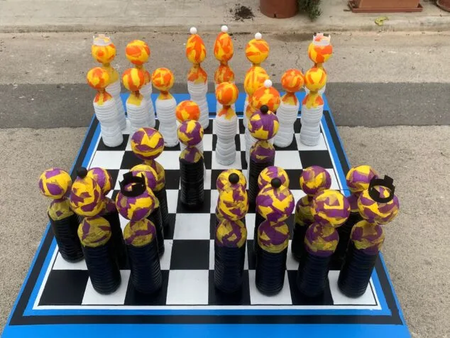 Imagen: Tablero de ajedrez engalana la calle Bartolomé Ros por las fiestas de Loreto