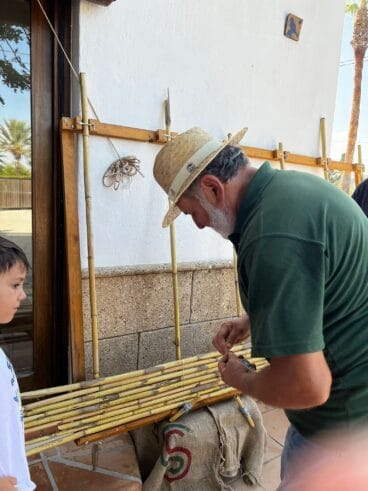 Haciendo los cañizos para l»escaldà de la pansa a Xàbia | Foto Olimpia Bas