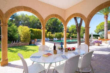 Terraza de la villa de estilo mediterráneo. Fine & Country Costa Blanca North.