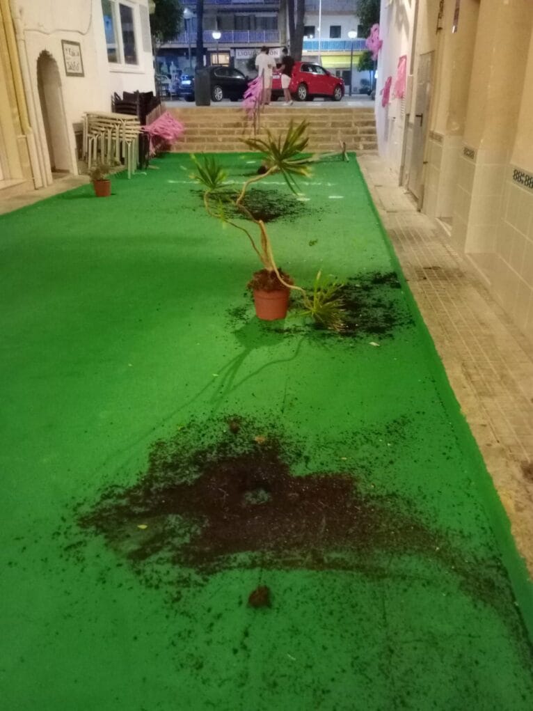 Vandalismo en la calle Triana. Destrozos de engalanado de calle (3)