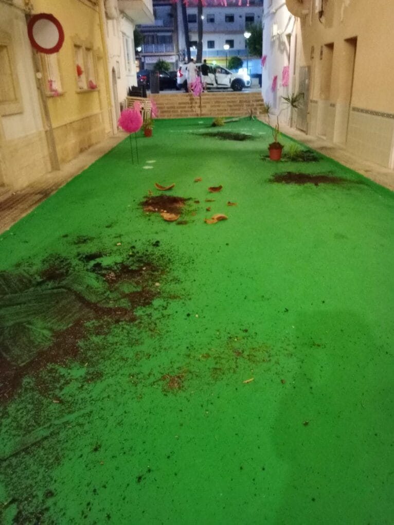 Destrozos en la decoración de la calle Triana de Xàbia