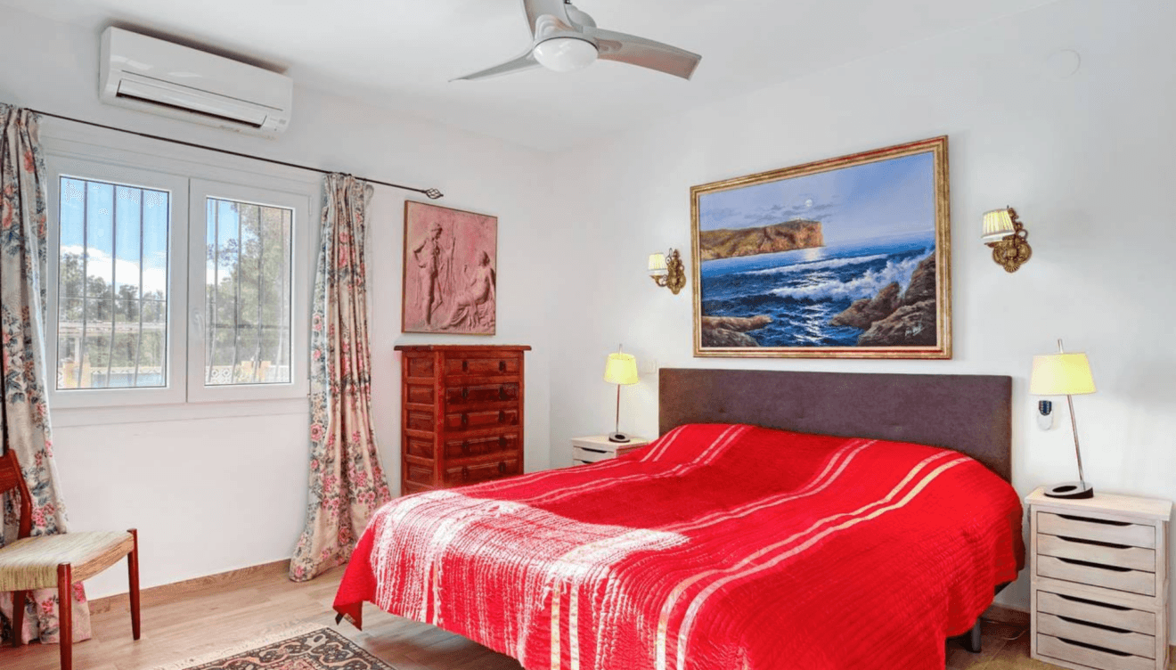 Admira al despertar increíbles vistas al Montgó de Jávea