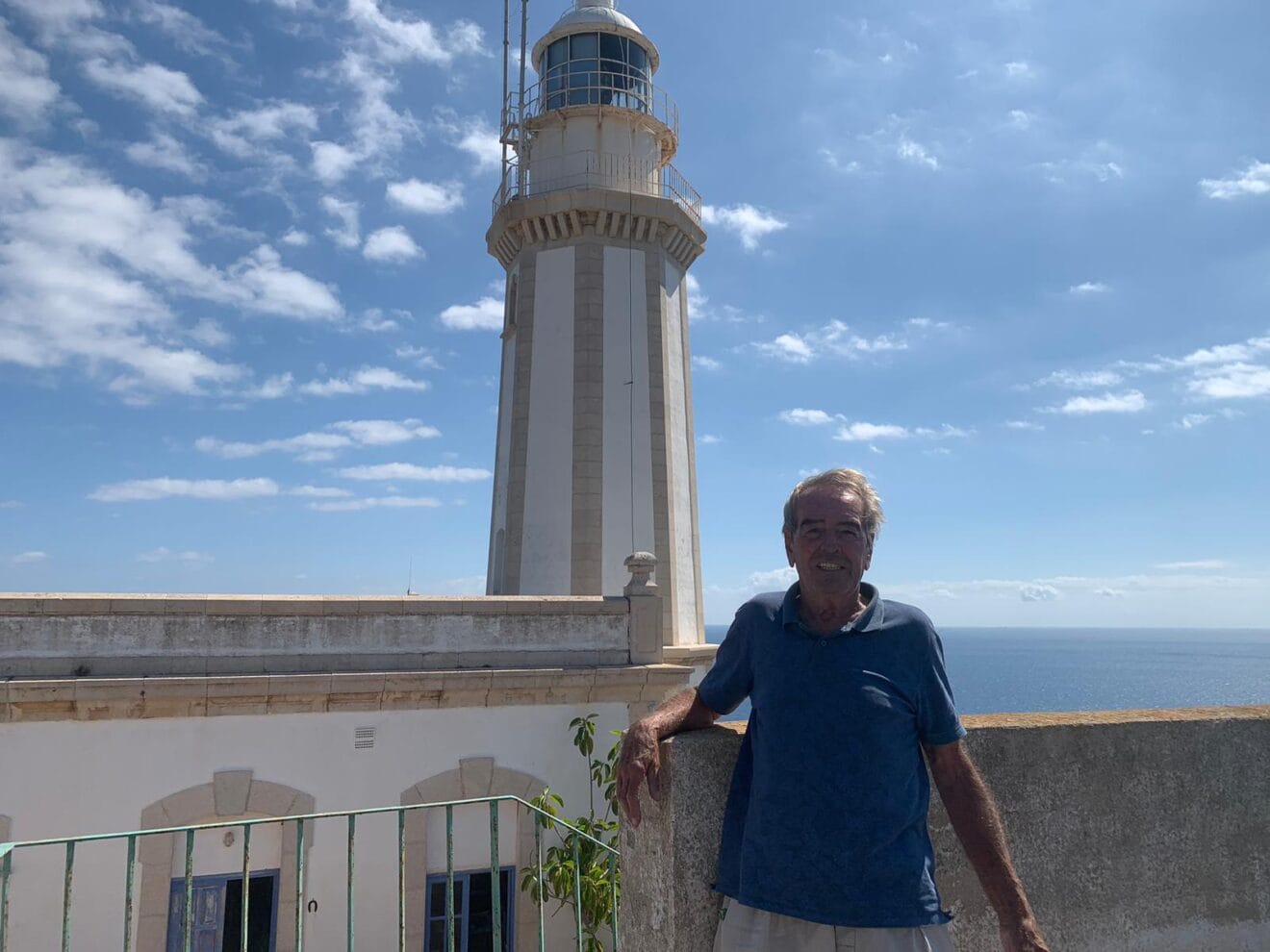 Antonio Fontes en el faro del Cabo de la Nao