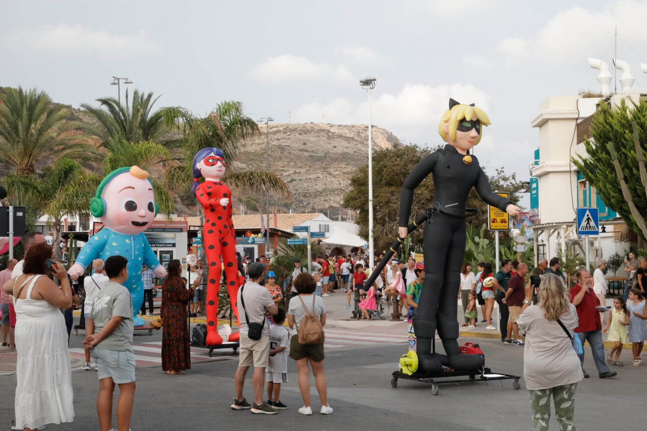 Ladybug y Catnoir abren el desfile de carrozas Fiestas de Loreto 2024