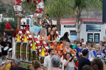 Moros i Cristians en las carrozas Fiestas de Loreto 2024