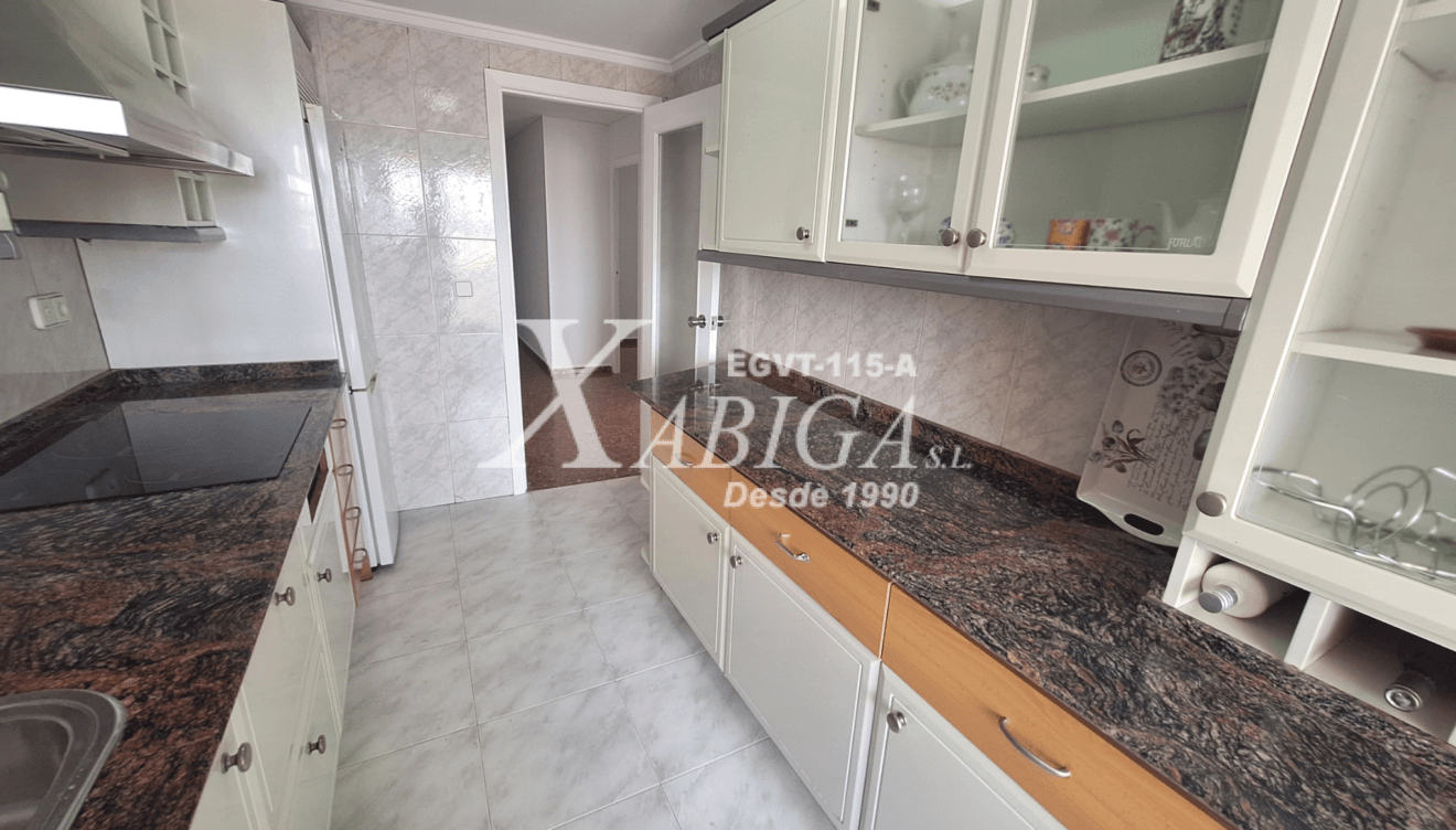 Cocina amplia y bien equipada