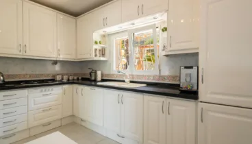 Cocina contemporánea con electrodomésticos de alta gama, ideal para los amantes de la gastronomía