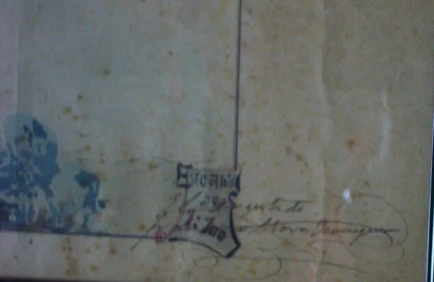 Imagen: Detalle de la esquina derecha del título del Proyecto Asilo-Hospital donde puede verse la firma solapada de Mora Berenguer. Deferencia de Godofredo Cruañes