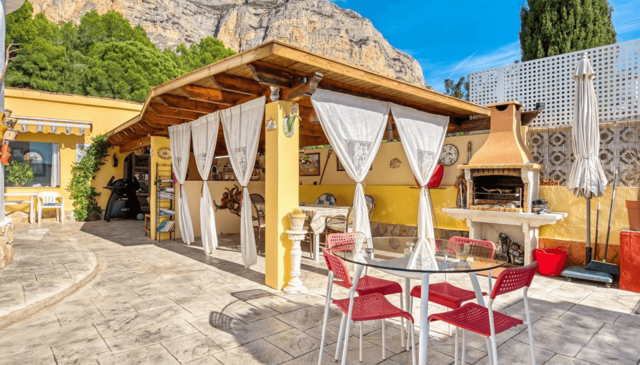 Disfruta de una deliciosa barbacoa en esta villa exclusiva de Jávea