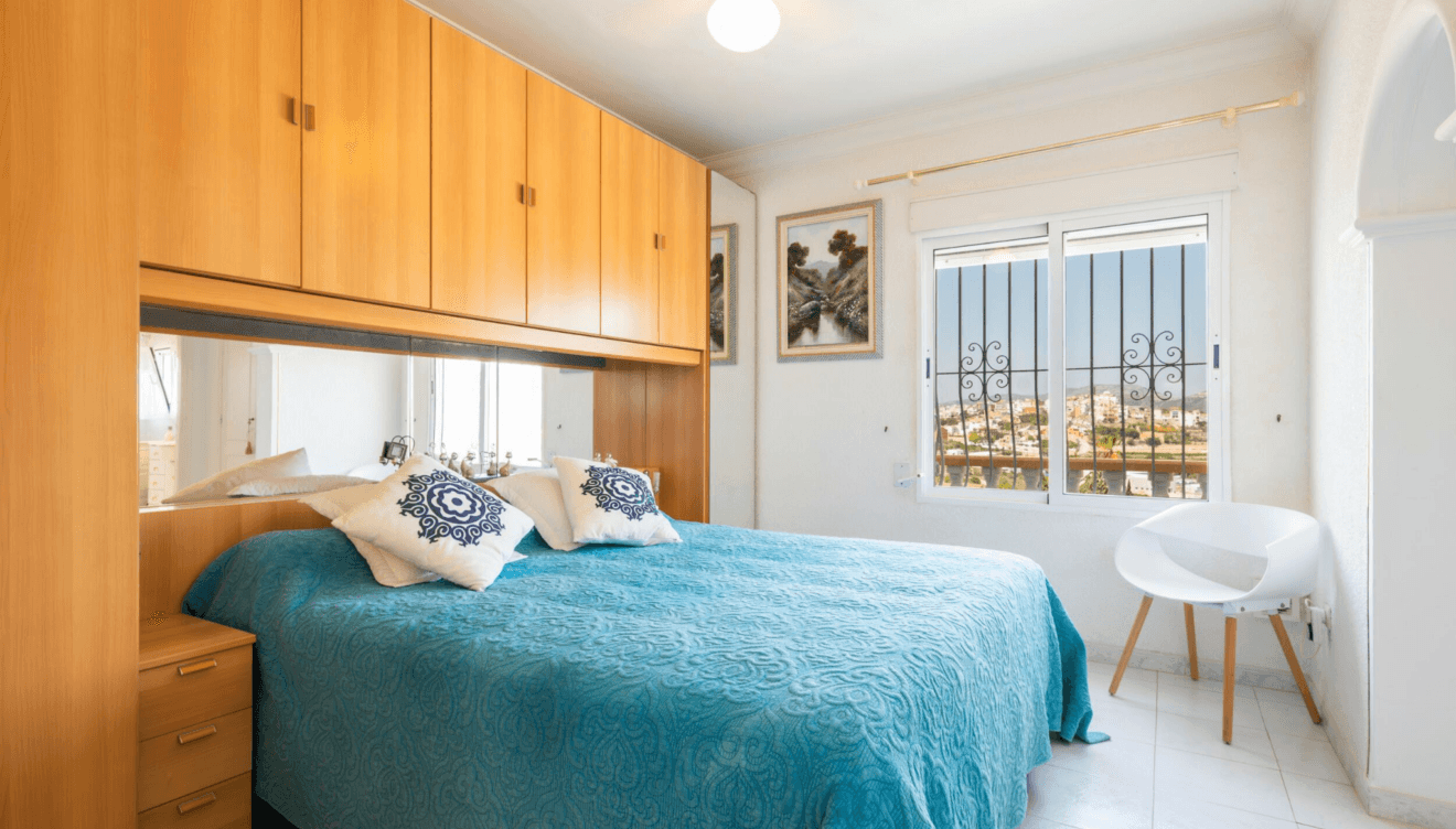 Elegante dormitorio doble con armarios empotrados y abundante luz natural