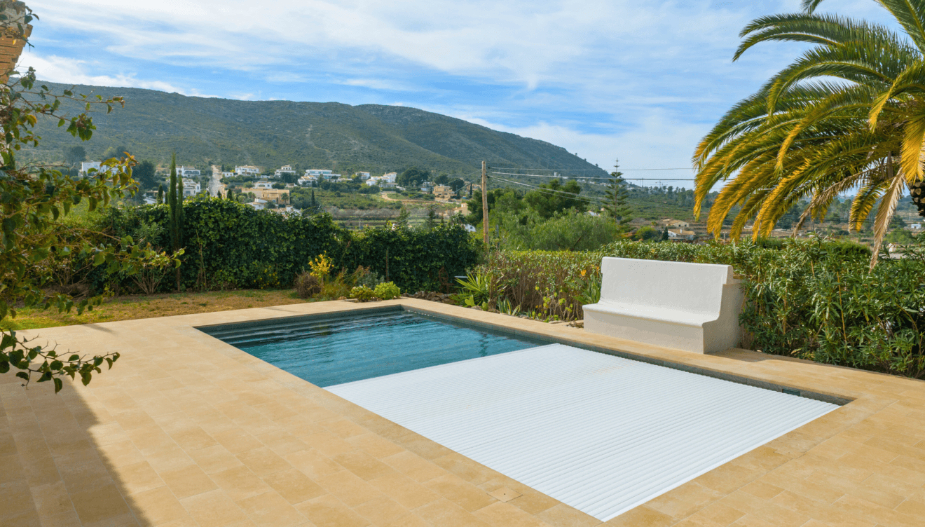 Encuentra en Construma cubiertas automáticas para tu piscina